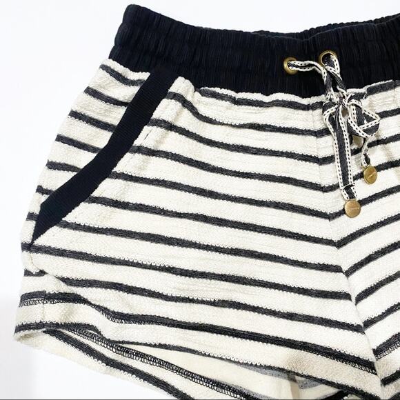 Tigerlily Knit Stripe Shorts Sz 2 Pull on Shorts Cream Stripe Shorts - Picture 4 of 8